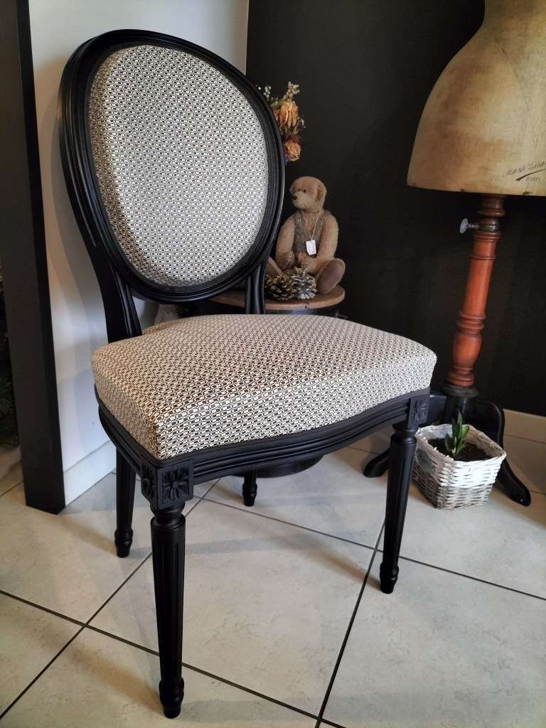 Chaise restaurée style Louis XVI